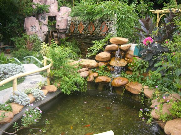 ho-nuoc-trong-san-vuon