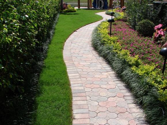 Lối đi với cỏ và gạch